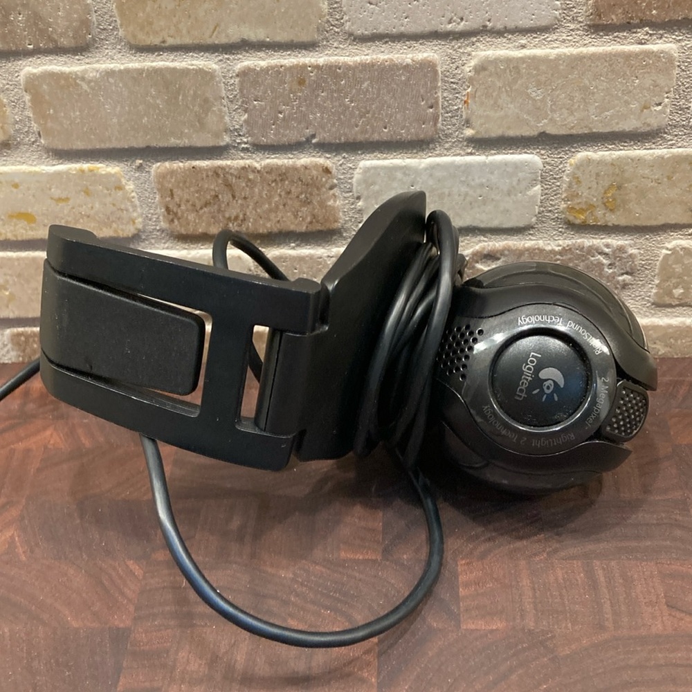 Logitech 2MP Webcam with Built-In Microphone - Picture 2 of 3